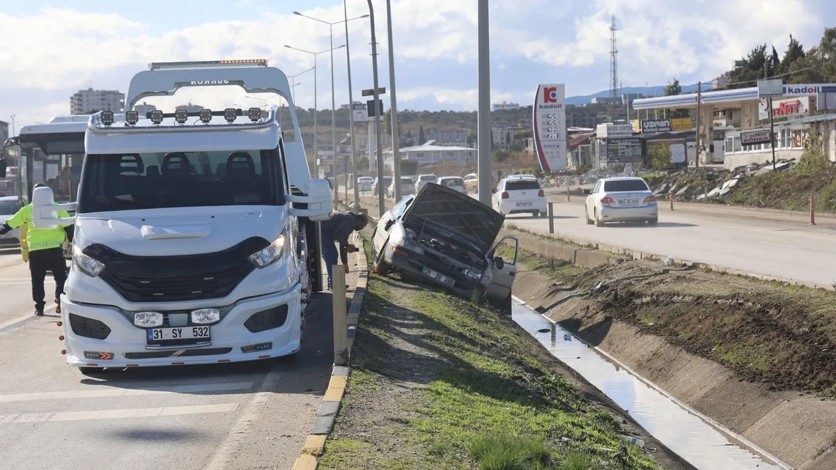 Hatay'da bir otomobil kanala düştü: 5 yaralı