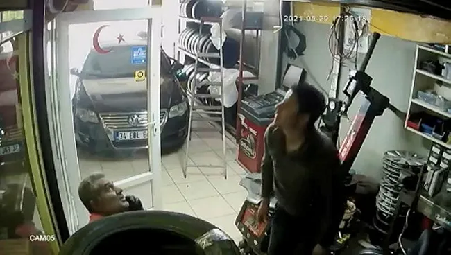 İstanbul’da şoke eden görüntü! Asma kattan düştü, telefonla konuşmaya devam etti - 1