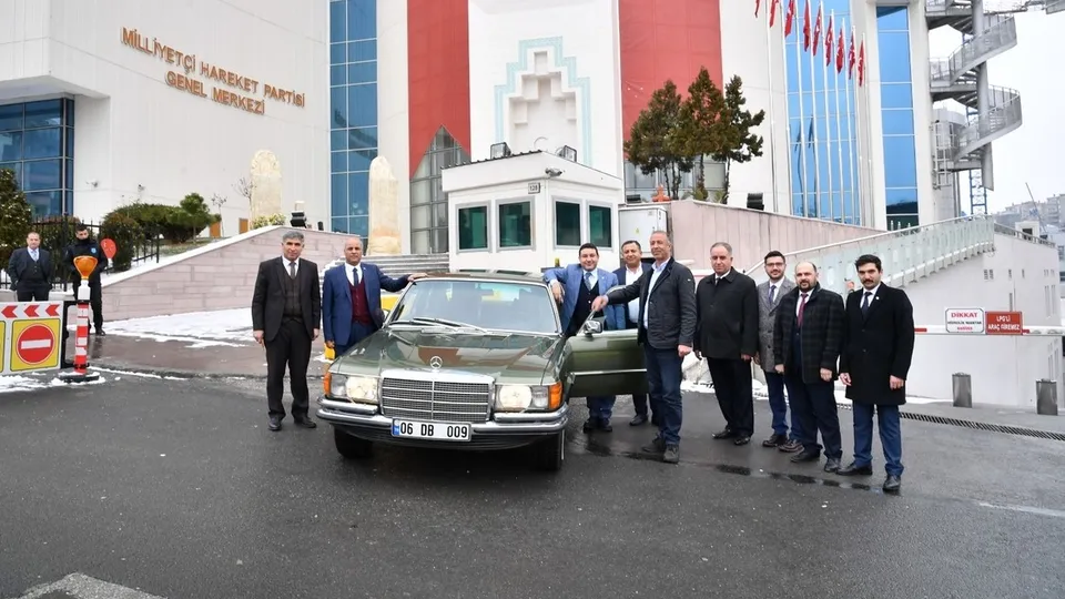 Devlet Bahçeli hediye etmişti! Mahmut Özyavuz Mercedes marka otomobili teslim aldı