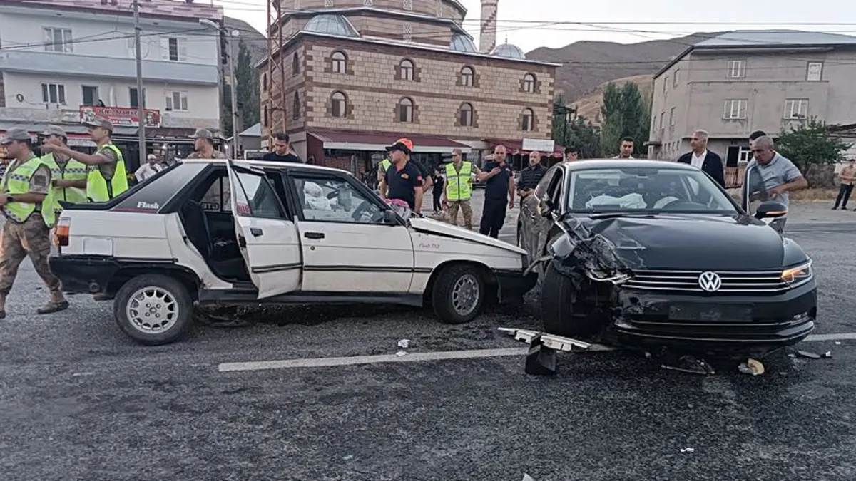 Muş'ta iki araç çarpıştı: 5 yaralı