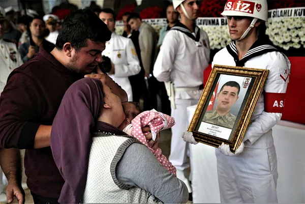 Şehit Mustafa Korkmaz’ın cenazesinde CHP’li vekil Ali Mahir Başarır’dan skandal görüntü