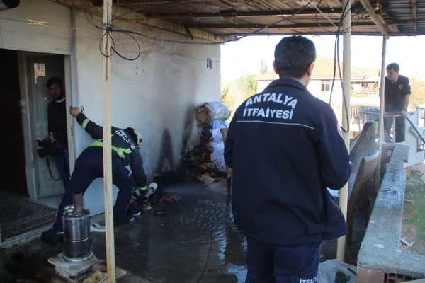 antalyada-balkonda-itfaiye-ekiplerini-gorunce-saskina-dondu-yangini-ekipler-gelince-ogrendi-1672381926531.jpg Antalya’da balkonda itfaiye ekiplerini görünce şaşkına döndü! Yangını ekipler gelince öğrendi - 1