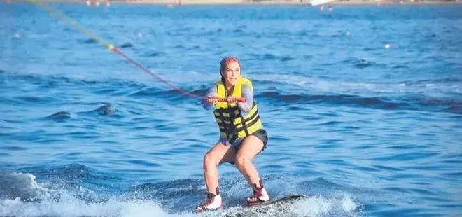 Kim der 61 yaşında! Hülya Avşar sörf yaptı