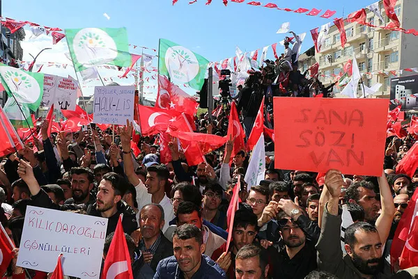 1683062718564.jpg Kılıçdaroğlu Van'da PKK iltisaklı işçilere söz verdi! Vatanseverleri işten atıp PKK'lıları işe alacaklar! Namus ve şeref sözlerini ne çabuk unuttun Bay Kemal? - 3