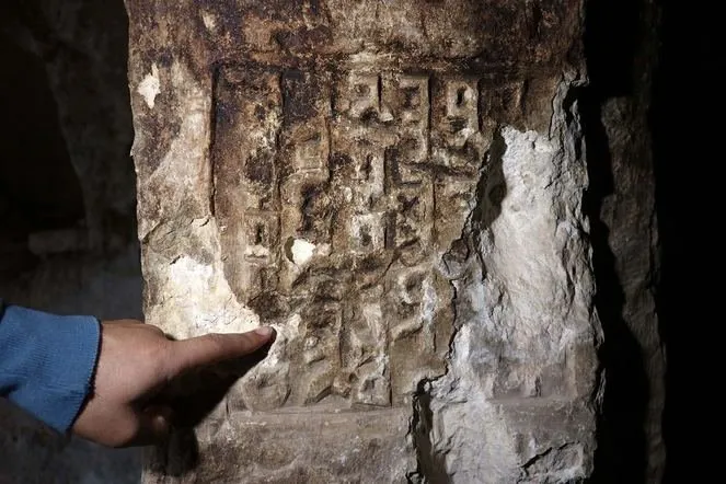 Diyarbakır'da kaya mezarında Süryanice kitabe bulundu ile ilgili görsel sonucu