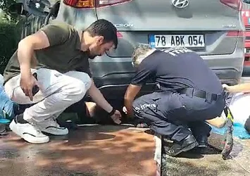 Aracının altına giren kedileri itfaiye çıkardı