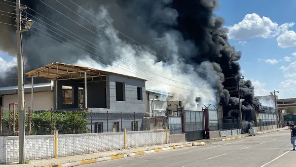 Son dakika: Diyarbakır'da kozmetik fabrikasında yangın! Patlama riski var - 3