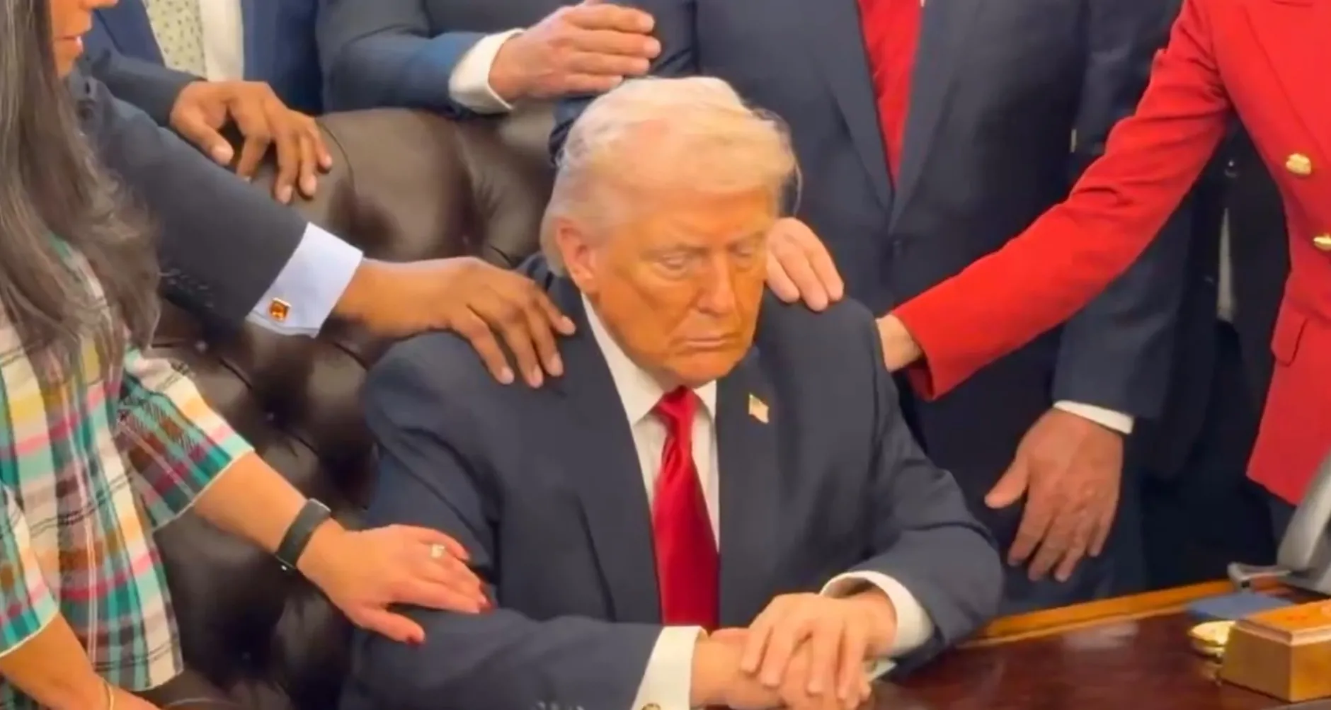 Beyaz Saray’da evanjelist liderlerin Trump için toplu dua görüntüleri, Orta Doğu gerilimi sürerken tartışma yarattı