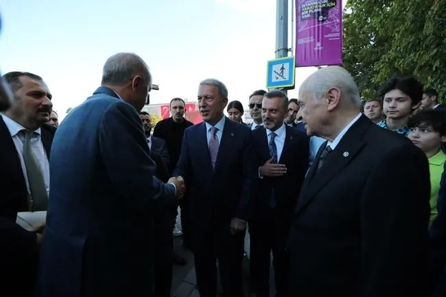 cumhuriyet-ve-tele1in-hulusi-akar-15-temmuz-torenine-katilmadi-iddiasina-fotografli-yanit-1658072450546.jfif Cumhuriyet ve TELE1'in "Hulusi Akar 15 Temmuz törenine katılmadı" iddiasına fotoğraflı yanıt - 4