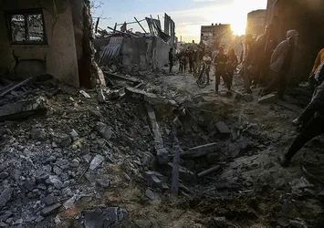 Katil İsrail'den Refah'a saldırı! 100'den fazla kişi hayatını kaybetti