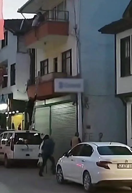 korku-dolu-anlar-2nci-kattan-dusen-down-sendromlu-zeynepi-havada-yakaladi-1708894691851.jpeg Korku dolu anlar! 2'nci kattan düşen down sendromlu Zeynep'i havada yakaladı - 1