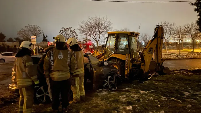 İstanbul'da otomobil iş makinesine çarptı! Sürücü şoka girdi: Keşke ben ölseydim - 2
