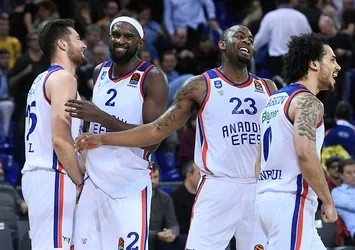 Anadolu Efes Barcelona'yı 84-82 yendi