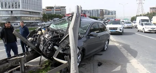 İstanbul’da sürücüsü fenalaşan otomobil bariyerlere ok gibi saplandı!
