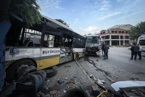 feci-kaza-bursada-servis-araci-ile-ozel-halk-otobusu-carpisti-1684128827135.jpg Feci kaza! Bursa'da servis aracı ile özel halk otobüsü çarpıştı - 1