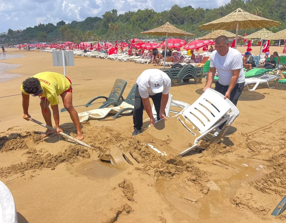 Alanya'da dev dalgalar şezlongları kuma gömdü! Cankurtaranlar ve çalışanlar kürekle çıkardı - 1