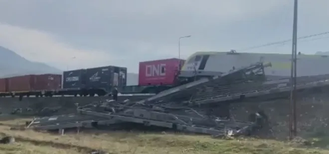 Son dakika: Adana’da yük treni raydan çıktı!