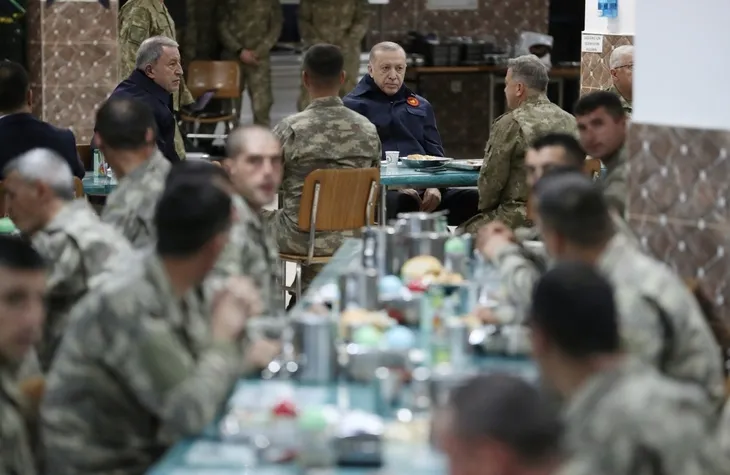 Başkan Erdoğan, Yüksekova'da Mehmetçik ile iftar yaptı
