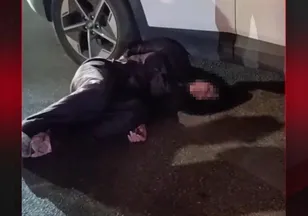 GAZETECİLERE TÜKÜRDÜ