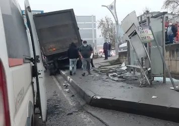 Koceli'de korkunç olay! Tır durağa daldı