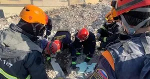 Rus ekip enkazda buldu! Polise teslim etti