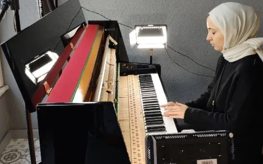 Genç cazcı Büşra Kayıkçı başörtüsü taktığı için linç edildi! - 2