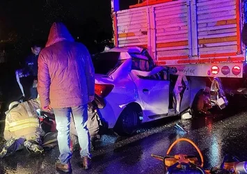 İstanbul'da korkunç kaza! Tırın altına girdi: 1 ölü, 2 yaralı