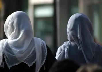 Müslüman kadının başörtüsünü yakmaya çalıştılar: Kanada'da tepki çeken olay