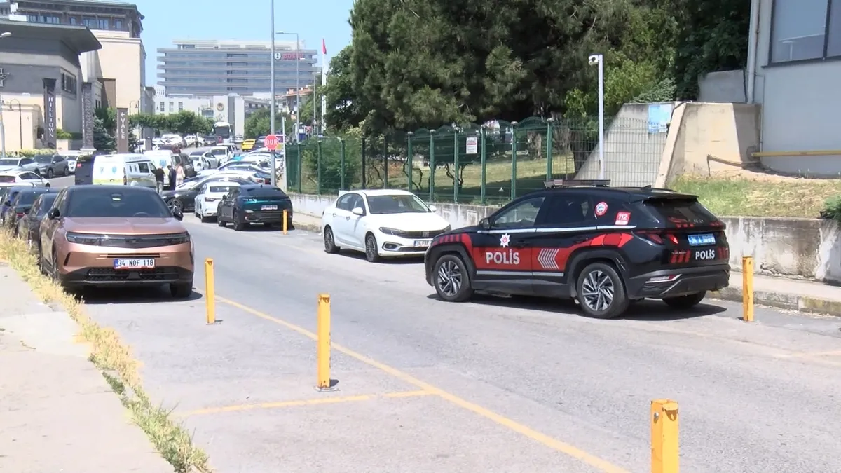 Polis ekipleri kaçan saldırganları yakalamak için çalışmalarını sürdürürken, İstanbul Cumhuriyet Başsavcılığı da olayla ilgili soruşturma başlatıldığını bildirdi