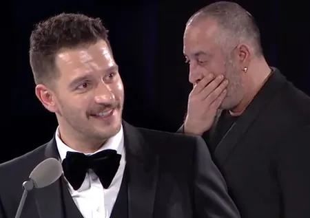 Uraz Kaygılaroğlu ve Cem Yılmaz arasında kriz çıktı! Sahnede fena bozdu