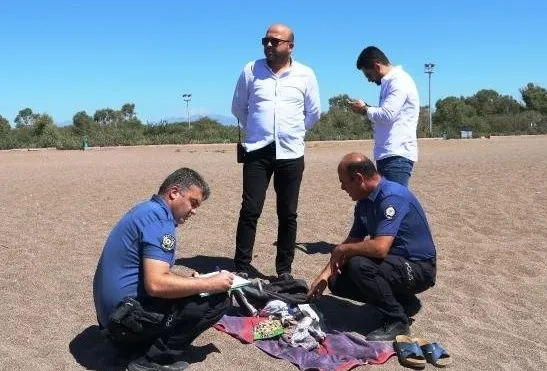 antalyada-serinlemek-icin-girdigi-denizden-cansiz-bedeni-cikti-polis-calan-telefona-cevap-veremedi-1662731009220.jpg Antalya'da serinlemek için girdiği denizden cansız bedeni çıktı! Polis çalan telefona cevap veremedi - 3