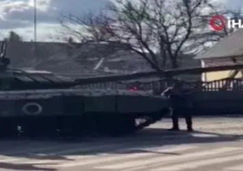 Ukraynalılar Rus tankların önüne çıktı! Elleriyle ittiler tankın önüne oturup geçişi engellemeye çalıştılar
