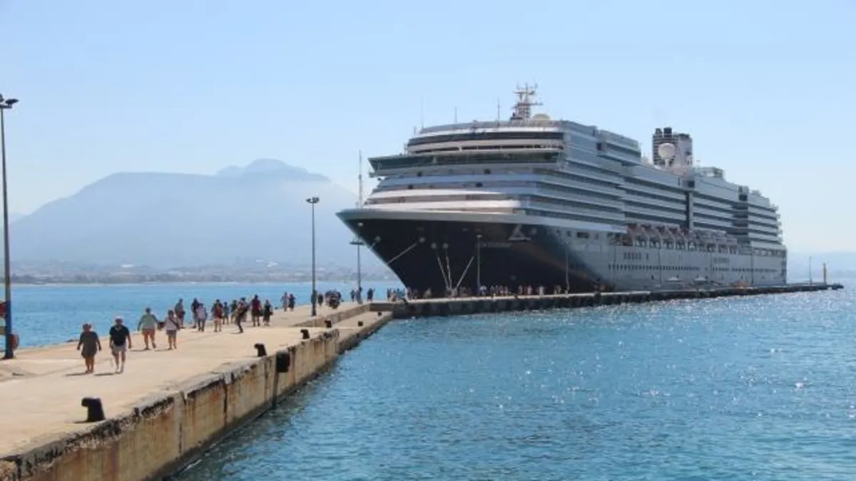 Hollanda bayraklı "Oosterdam" kruvaziyeri Alanya Limanı'na demirledi