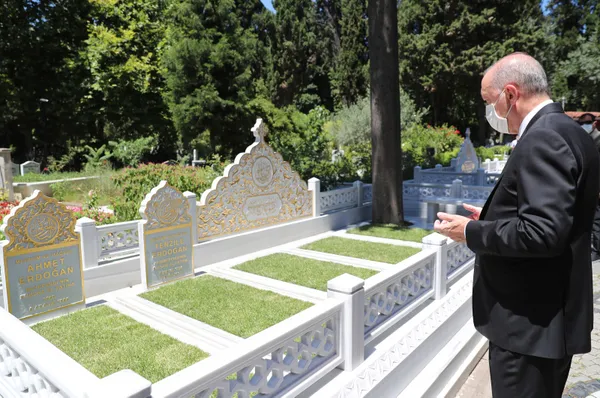 Başkan Erdoğan anne ve babasının kabrini ziyaret etti