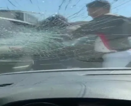 kucukcekmecede-yol-verme-kavgasinda-gerilim-tavan-yapti-2-kadinin-aracin-camlarini-kirdigi-anlar-kamerada-1650120735423.jpg Küçükçekmece’de yol verme kavgasında gerilim tavan yaptı! 2 kadının aracın camlarını kırdığı anlar kamerada - 1