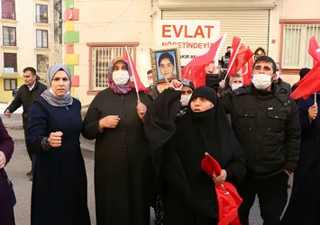Otele değil HDP İl Binasının önüne gel! CHP'li isimler bize kumpas kurup görüntü aldı! Diyarbakır annelerinden Kemal Kılıçdaroğlu'na sert tepki