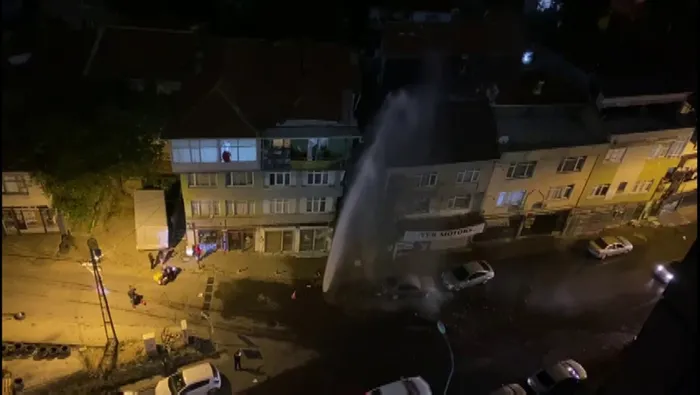 Kadıköy'de İSKİ'ye ait su borusu patladı! Yol göle döndü - 1