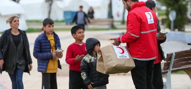 Asrın felaketinin yaraları sarılmaya devam ediyor! Türk Kızılay’ı depremzede çocukları ikram paketiyle sevindirdi