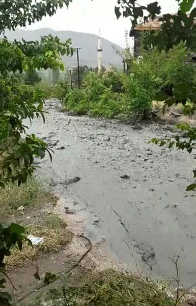son-dakika-ankarada-saganak-sele-neden-oldu-1657400783459.jpg Son dakika: Ankara'da sağanak sele neden oldu - 3