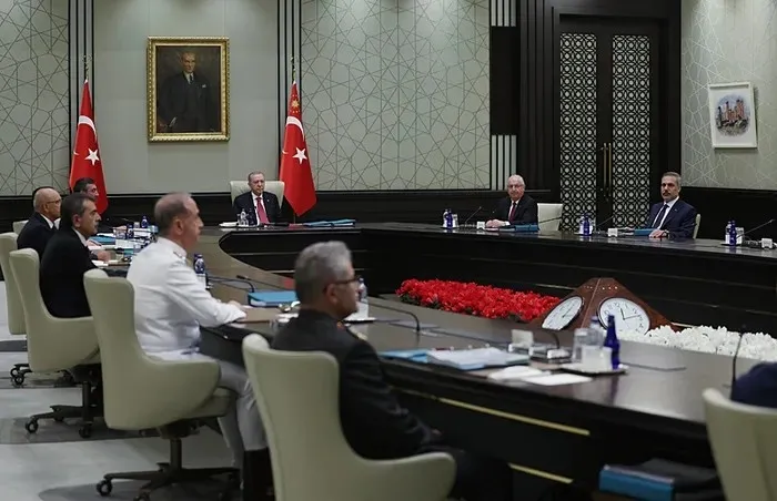 yuksek-askeri-sura-kararlari-aciklandi-baskan-erdogan-imzaladi-hava-kuvvetleri-komutanligina-orgeneral-rafet-d-1785845966524.jpeg Yüksek Askeri Şura kararları açıklandı! Başkan Erdoğan imzaladı... Hava Kuvvetleri Komutanlığı'na Orgeneral Rafet Dalkıran atandı - 2