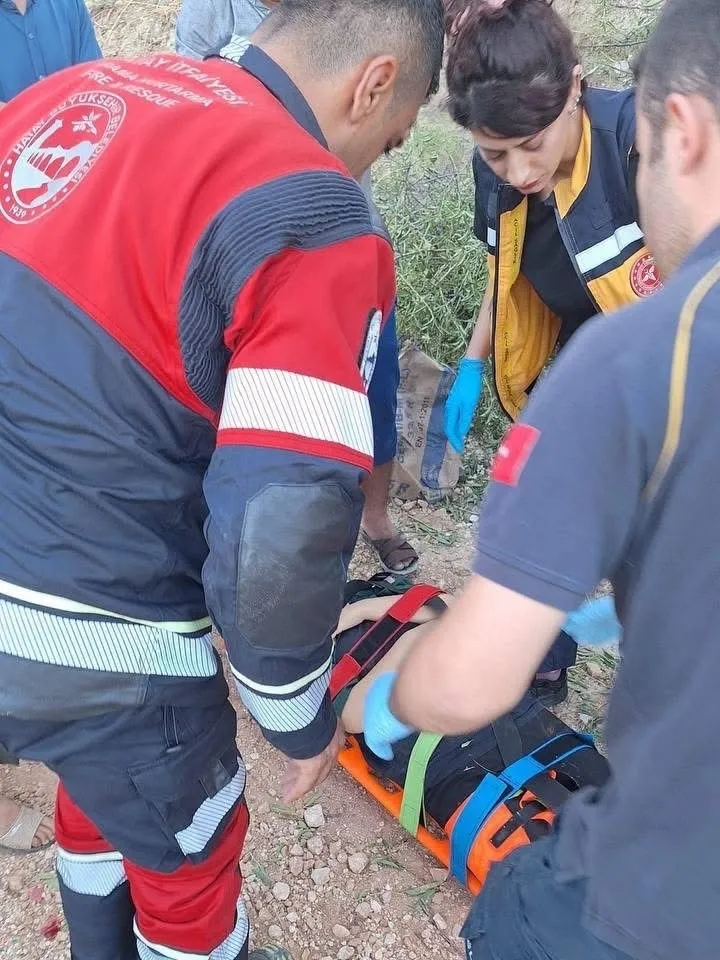altinozunde-traktor-devrildi-3-kisi-yaralandi-1790055827093.jpg Hatay Altınözü’nde traktör dehşeti: Devrilen traktörün altında kalan 3 kişi yaralandı - 2