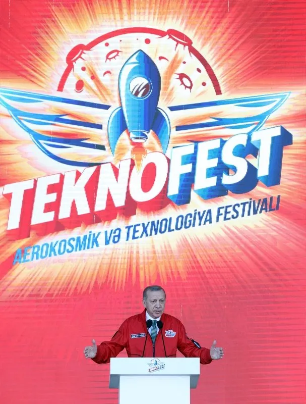 Bakü semalarında hilal ve yıldız! Teknofest'te nefesleri kesen gösteri