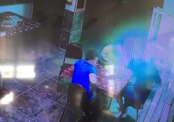 Düğünden atılan havai fişekler kahvehaneye düştü!