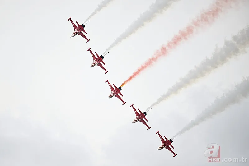 Türk Yıldızları Zafer Bayramı'nda Ankara semalarında 6