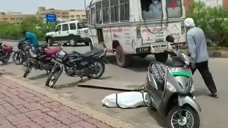 Korkunç anlar kamerada! Koronavirüsten ölen kişinin cesedi ambulanstan düştü