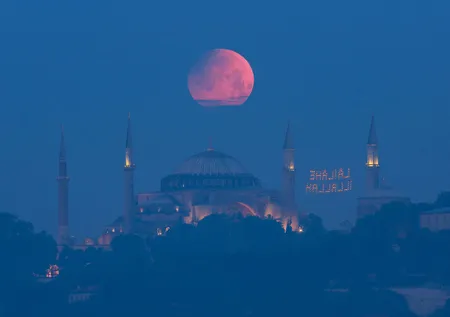 Kanlı ay tutulması gerçekleşti! Dolunay İstanbul ve birçok yerde böyle görüntülendi