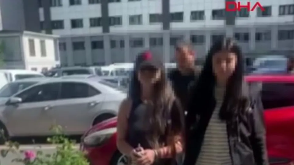 Şarkıcı Asya Alizade sınır dışı edildi