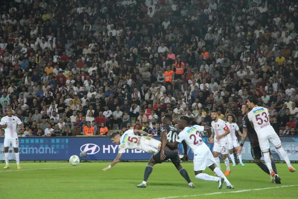besiktas-hatayda-2-puan-birakti-1666637194204.jpg Kartal rekor kırdığı maçta yenildi! Hatayspor 2-1 Beşiktaş - 1