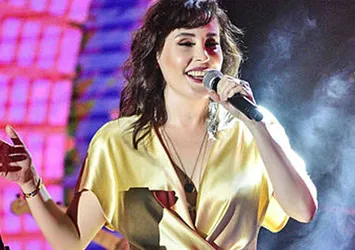 Funda Arar 3.5 ay sonra sahneye çıktı! Hayranlarını coşturdu