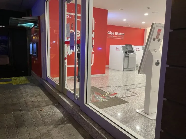 İzmir’de taşla bankanın camını kırıp içeri girdi! Güvenlik kamerasına yakalandı